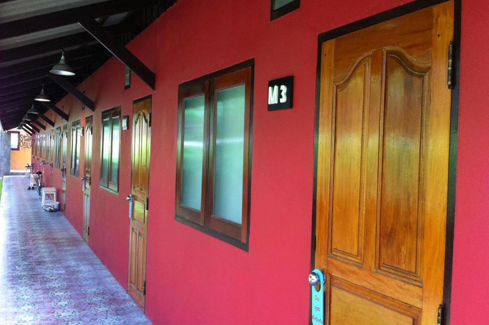 Baan Ma Feung Guesthouse Kanchanaburi Ngoại thất bức ảnh